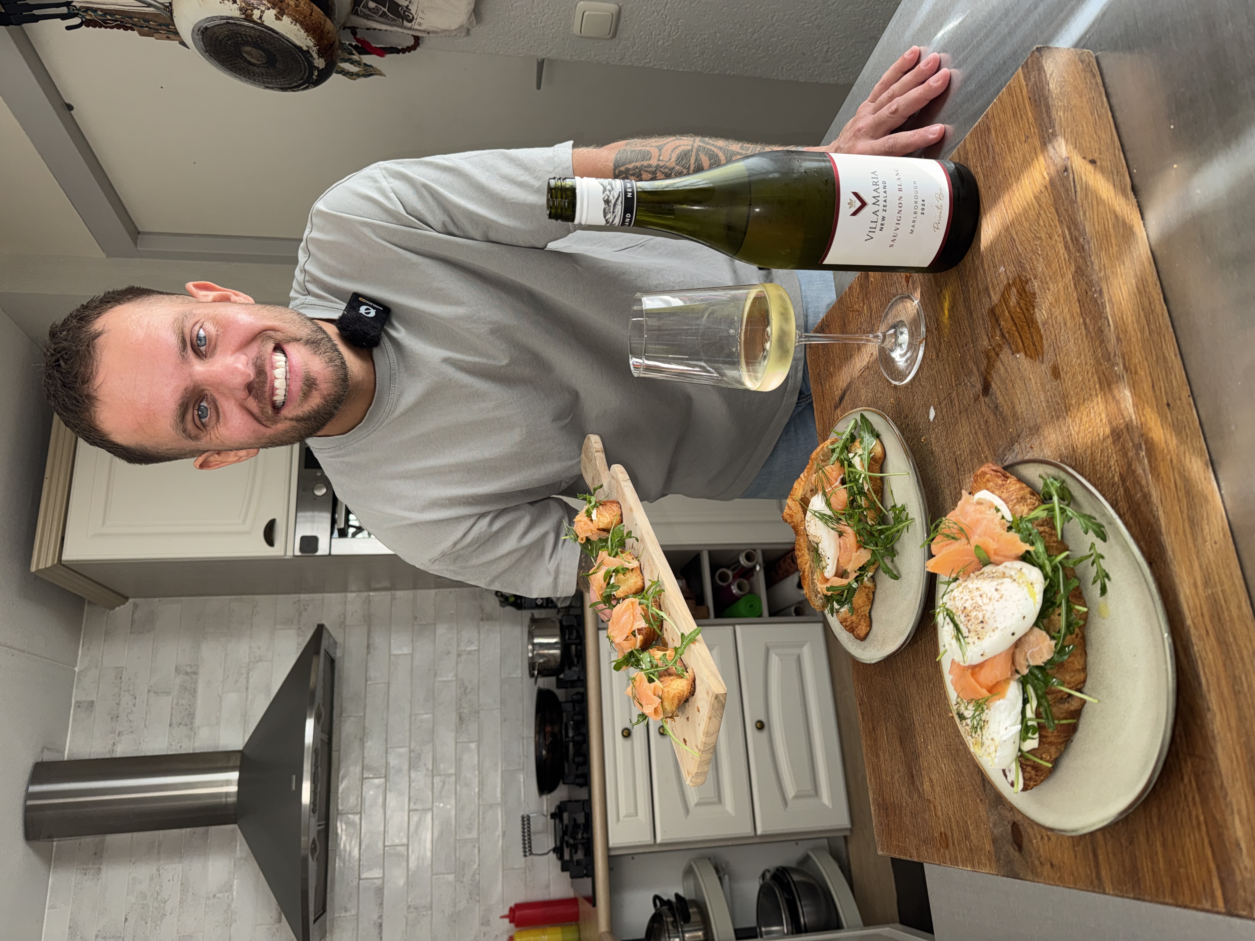 Croissant met gepocheerd ei en gerookte zalm