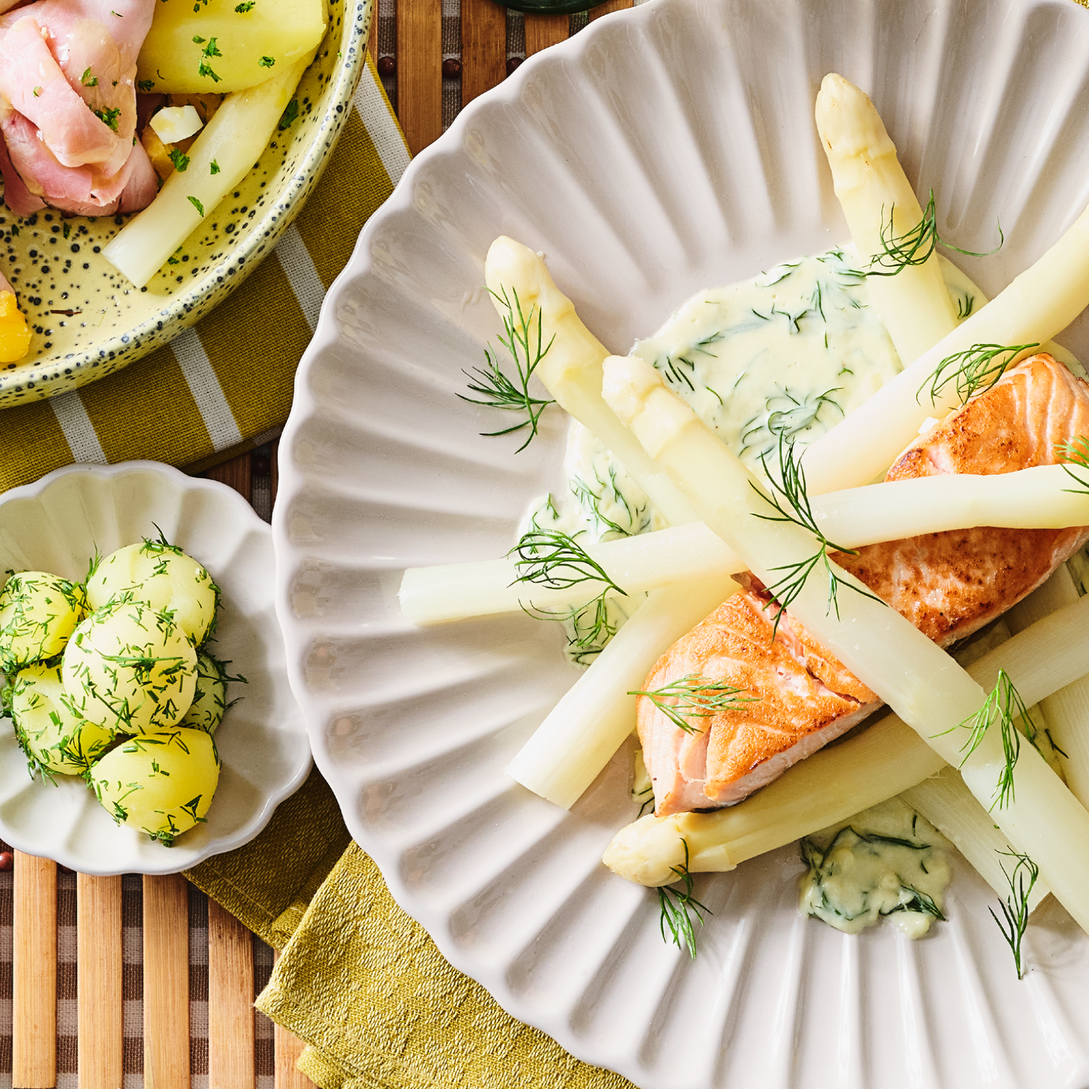 Geschroeide zalm met asperges en dille saus